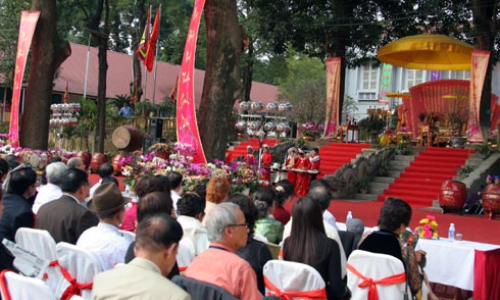 Kiều bào dâng hương tại Hoàng Thành Thăng Long